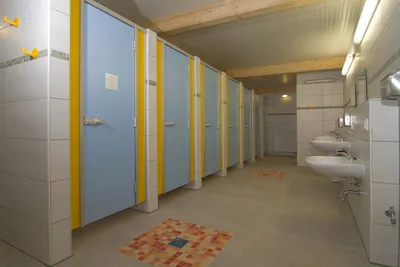 Campingpark Hofgut Schönerlen - Innenansicht des Sanitärgebäudes mit Duschen, Waschbecken, Spiegel und Toiletten
