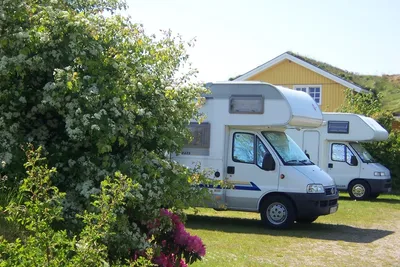 Campingpark Olsdorf  -  Wohnmobile auf dem Stellplatz vom Campingplatz im Grünen