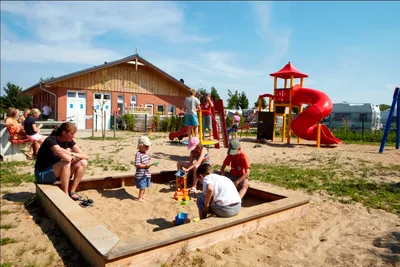 Campingpark Ostseestrand  - Kinder am Spielplatz vom Campingplatz