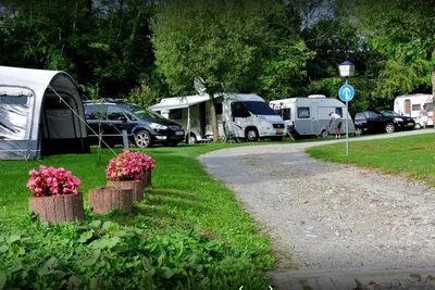 Campingpark Papiermühle - Wohnwagenstellplatz auf grüner Wiese auf dem Campingplatz