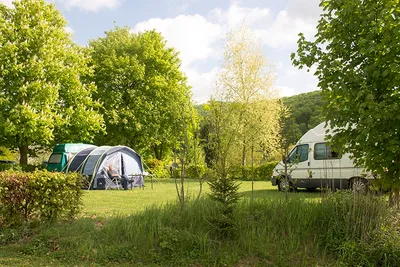 Campingpark Schellental  - Camper auf dem Stellplatz vom Campingplatz im Grünen