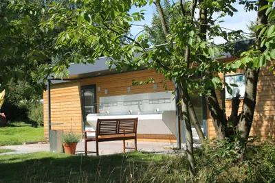 Campingpark Schellental  -  Sanitärgebäude vom Campingplatz mit Waschbecken außen