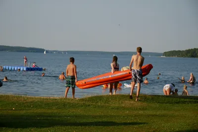 Campingpark Zuruf  -  Camper mit Schlachboot am See vom Campingplatz