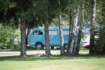 Campingplatz Aichalehof - Campingwagen in den Bäumen