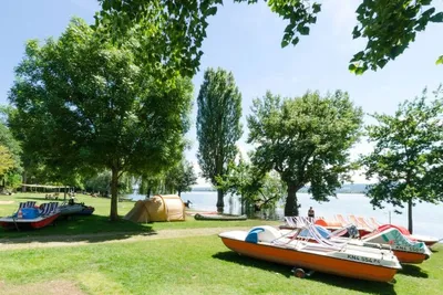 Campingplatz Allensbach - Zeltwiese mit Booten darauf mit dem Bodensee im Hintergrund