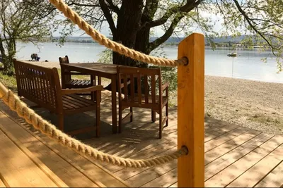 Campingplatz Allensbach - Sitzgelegenheiten auf einer Veranda mit Blick auf den Bodensee