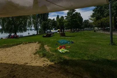 Campingplatz Allensbach - Liegewiese auf dem Campingplatz mit den Wohnwagen- und Zeltstellplätzen im Hintergrund