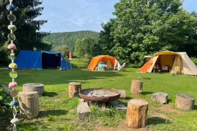 Camping Altenburschla - zeltwiese und Feuerstelle auf dem Campingplatz