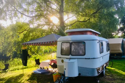 Camping Altenburschla - wohnwagen im Schatten der Bäume
