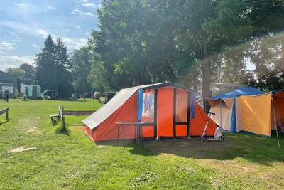 Camping Altenburschla - zeltwiese mit baumen auf dem Campingplatz