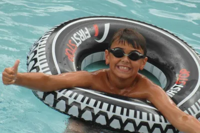 Campingplatz Altschmiede - Kind im Pool