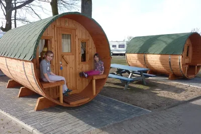 Camping am Allersee  -  Mobilheime und Picknicktisch vom Campingplatz