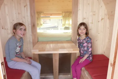 Camping am Allersee  -  Camper im Essbereich vom Mobilheim auf dem Campingplatz
