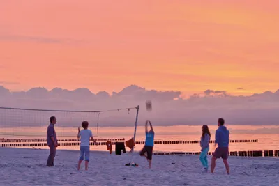 Camping am Freesenbruch - Gäste beim Volleyballspielen am Ostseestrand vor dem Campingplatz