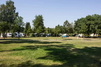Campingplatz Am Furlbach - Zeltplatzwiese vor den Stellplätzen für Autos, Wohnmobile und Wohnwagen