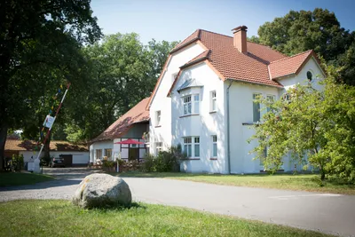 Campingplatz Am Furlbach - Einfahrt mit Rezeption, Kiosk und Terrasse 
