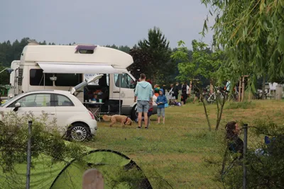 Campingplatz am Liepnitzsee - Gäste vom Campingplatz auf dem Wohnwagenstellplatz im Grünen