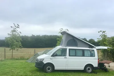 Campingplatz am Liepnitzsee - Wohnwagenstellplatz auf grüner Wiese auf dem Campingplatz