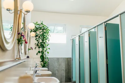 Camping am Möslepark  -  Sanitärbereich vom Campingplatz mit Toiletten, Spiegeln und Waschbecken
