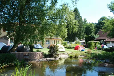 Camping am Möslepark  -  Zeltplatz vom Campingplatz auf grüner Wiese am Fluss
