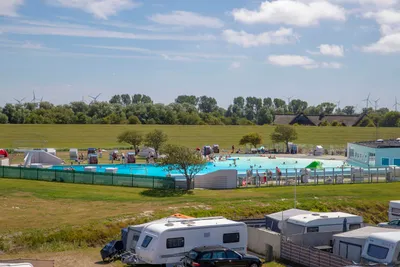Camping am Nordseestrand -  - Freibad mit Rutsche und Schwimmbecken auf dem Campingplatz
