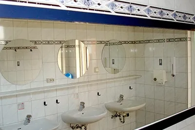 Camping Ampersee -  Sanitärgebäude mit Waschbecken, Spiegel, Toiletten und Duschen