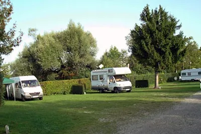 Camping Ampersee-  Wohnwagenstellplätze im Grünen auf dem Campingplatz