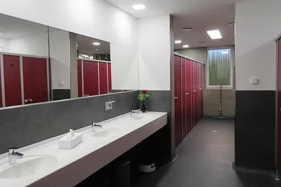 Campingplatz Ankergrund  -  Sanitärbereich vom Campingplatz mit Toiletten, Waschbecken und Spiegeln