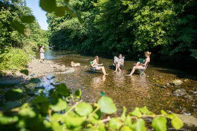Campingplatz Auenland - Camper baden im Fluss am Campingplatz
