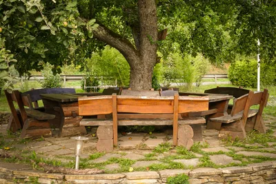 Campingplatz Haumühle - Sitzecke unter einem Baum