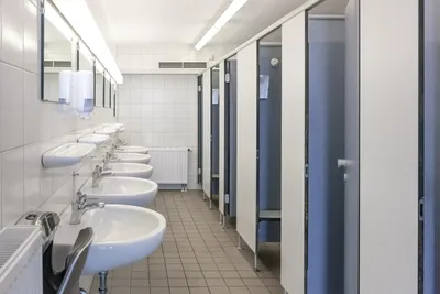 Campingplatz Biehl  -  Sanitärbereich vom Campingplatz mit Waschbecken, Toiletten und Duschkabinen