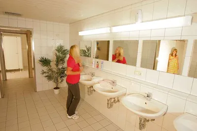 Camping Demmelhof  - Camper im Sanitärbereich vom Campingplatz