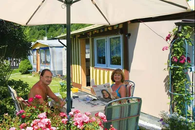 Camping Demmelhof  - Camper aud einer Veranda von einem Mobilheim auf dem Campingplatz