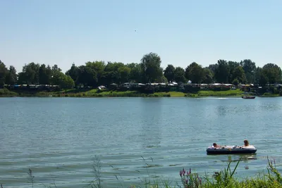 Camping Doktorsee - Blick auf den See mit Stellplätzen im Hintergrund