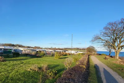 Campingplatz Elfenschlucht - Standplätze und Wohnwagen-Mietunterkünfte nahe am Wasser gelegen