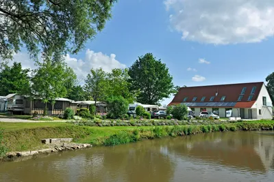 Campingplatz Felbermühle Blick über den Fluss auf die Stellplätze und das Sanitärgebäude