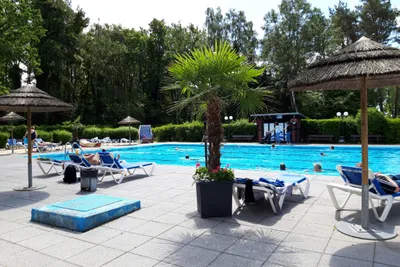 Ferienzentrum Heidenau - Campingplatz mit Pool, Liegestühlen und Sonnenschirmen