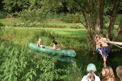 Campingplatz Fränkische Schweiz  - Kinder beim Seilbalance an der Campingwiese und bei Kanufahren an der Püttlach am Campingplatz