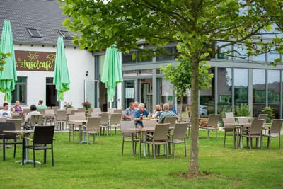 Campingplatz Freizeitinsel - Außenbereich des Cafés auf dem Campingplatz