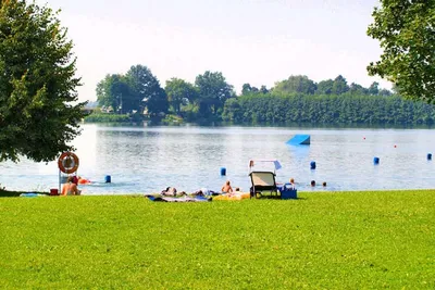 Campingplatz Friedenhain-See  - Liegewiese am See vom Campingplatz
