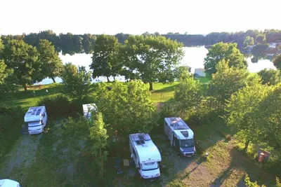 Campingplatz Friedenhain-See  -  Wohnwagenstellplatz vom Campingplatz mit Blick auf den See