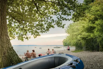 Camping Park Gohren am See -Gäste am Strand in der Nähe vom Campingplatz