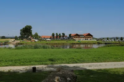 Camping Grohnder Fährhaus - Gesamtansicht auf den Campingplatz