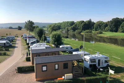 Camping Grohnder Fährhaus - Luftaufnahme der Stellplätze und Mobilheime
