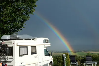Campingplatz Großbüchlberg - Wohnmobilstellplatz mit Blick auf einen Regenbogen