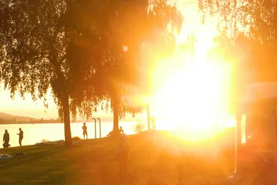Campingplatz Hegne - Sonnenuntergang über dem Campingplatz mit Wohnwagen im Vordergrund
