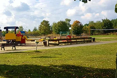 Campingplatz Heide-Camp  - Volleyballfeld und Spielplatz vom Campingplatz
