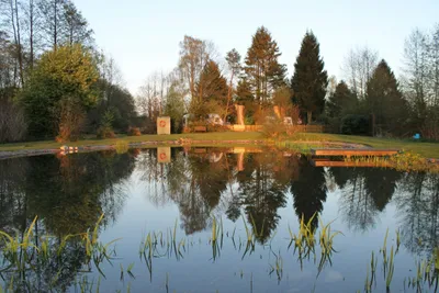 Campingplatz Heidehof Radenbeck  -  Stellplatz vom Campingplatz mit Blick auf den Teich bei Sonnenuntergang