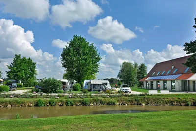 Campingplatz Felbermühle - Blick auf den Campingplatz mit Sanitärgebäude