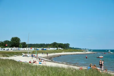 Camping Hemmelmark  - Gäste am Badestrand vor dem Campingplatz